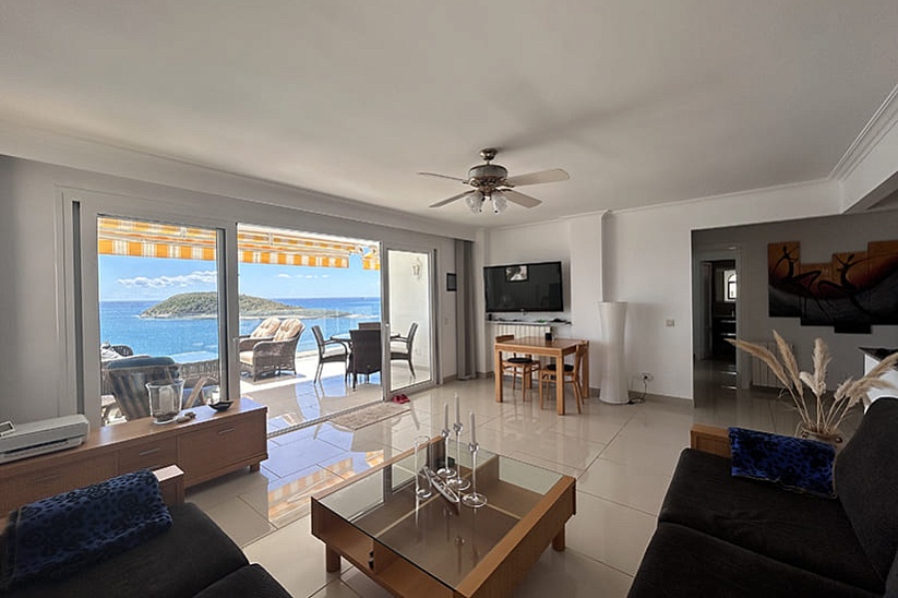 Apartment on the first line of the sea in Torrenova