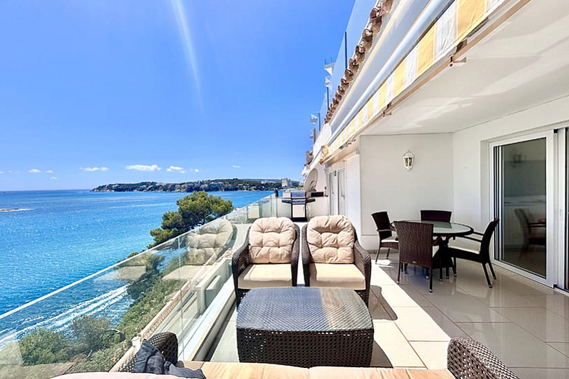 Apartment on the first line of the sea in Torrenova