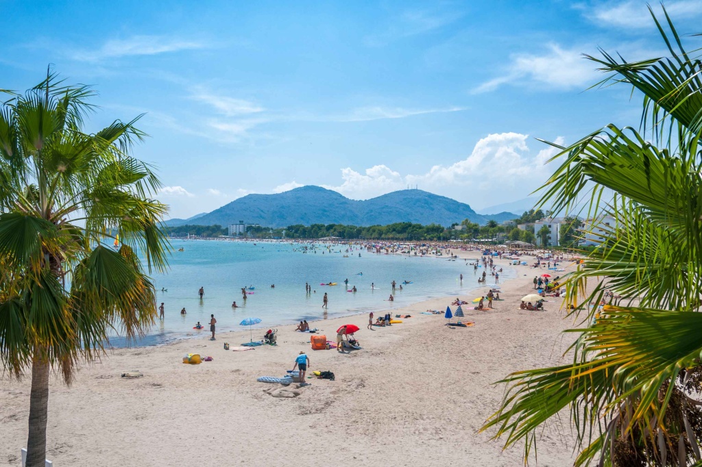 The Alcudia Beach is the longest fantastic sandy beach in Mallorca, with 7 km bordering
