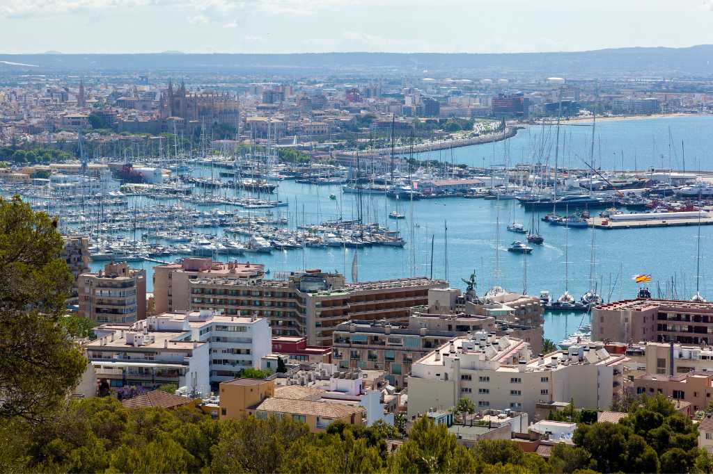 The residence is close to the harbor and the center of Palma de Mallorca