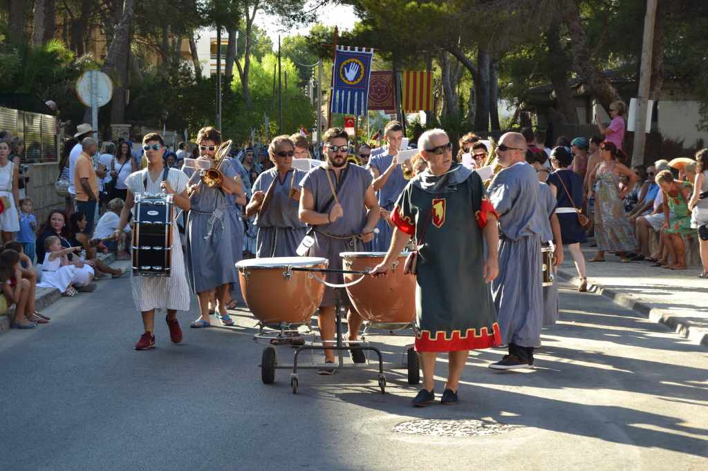 Many music bands take part in the Les Festes del Rei en Jaume parade. The festival in Mallorca is lively and loudly!