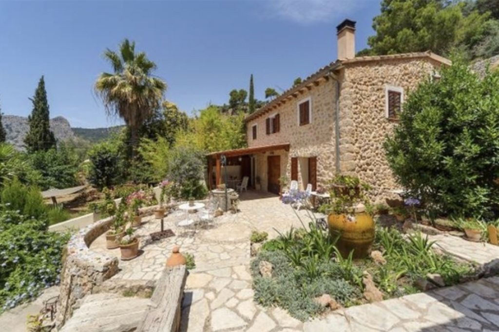 Traditional finca (Rustic country house in a traditional Majorcan style) in Bunyola