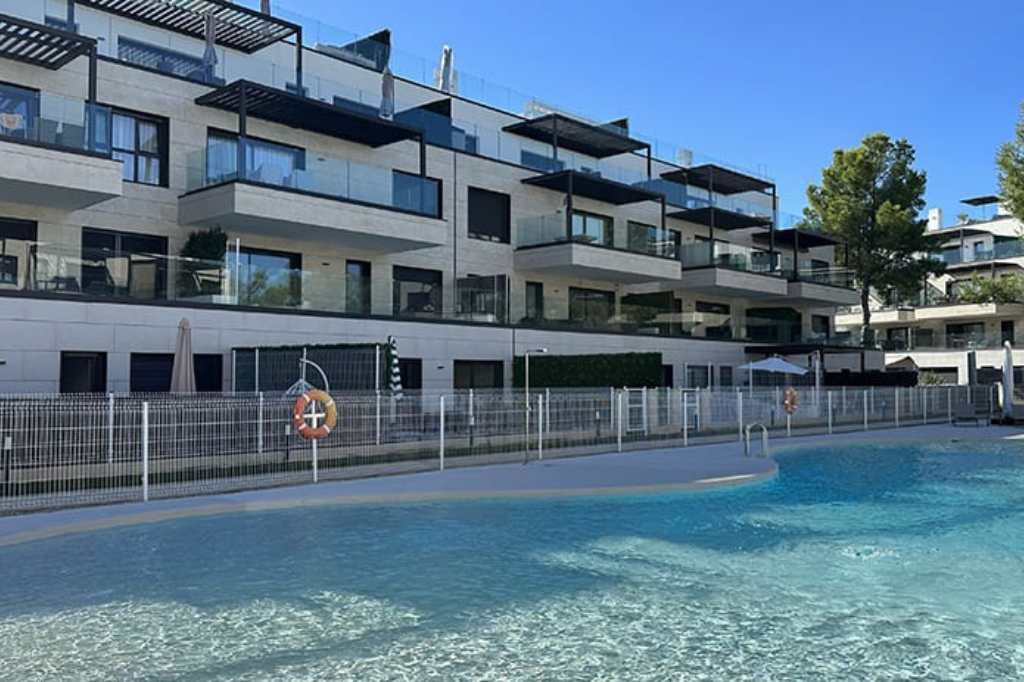 In the center of the Avintia Mare residential complex there is a large swimming pool
