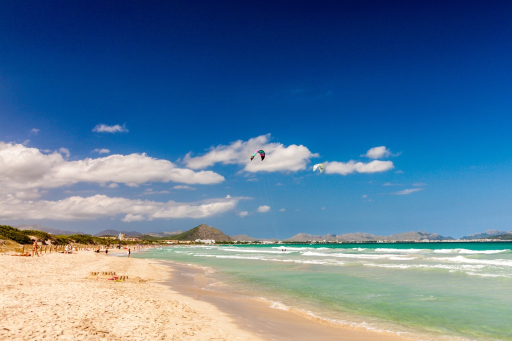 Kite surfing in Playa de Muro