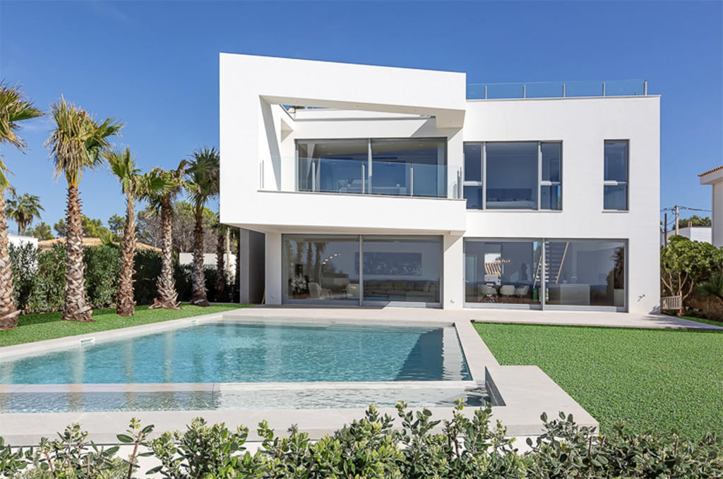 Luxurious new villa with direct views of the sea and Port Adriano