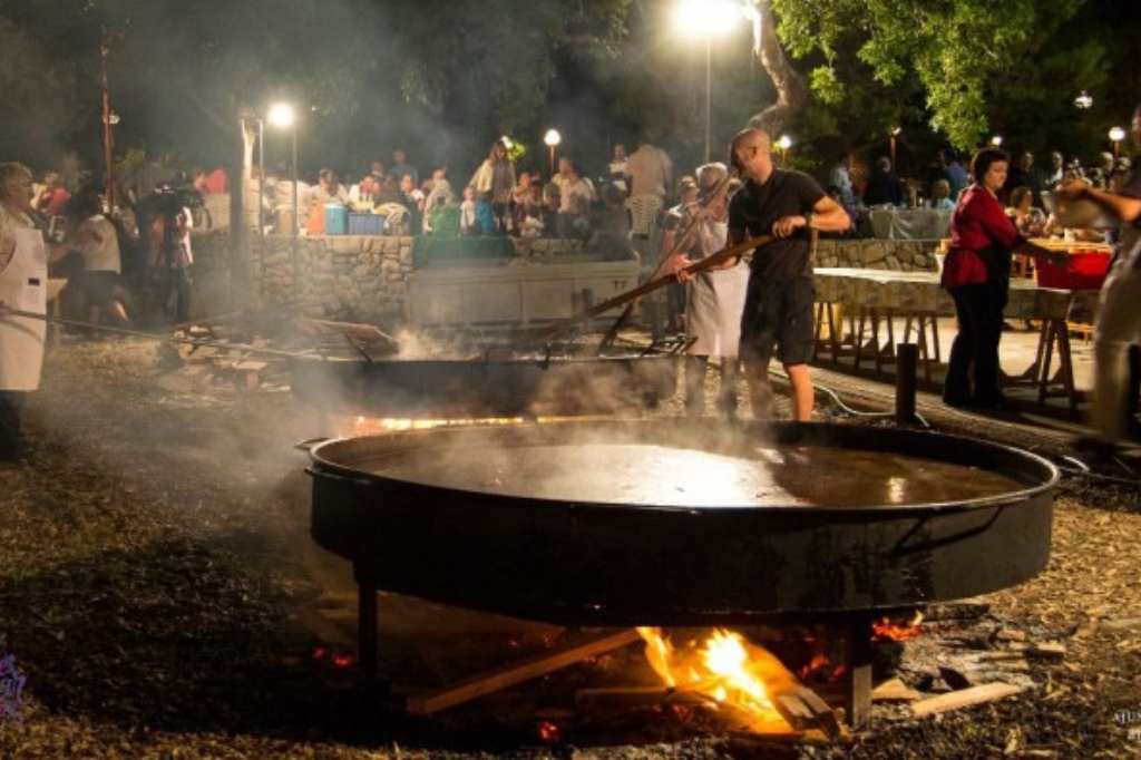 Fideus de Vermar is cooked in huge cauldrons right on the street.