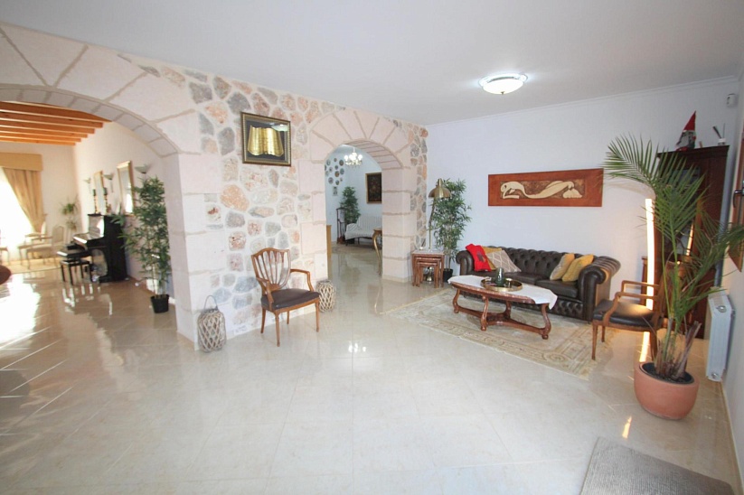 6 bedroom villa with large plot in Palma