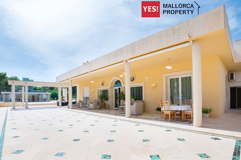 Magnificent Villa in 1st line of the sea in Palmanova