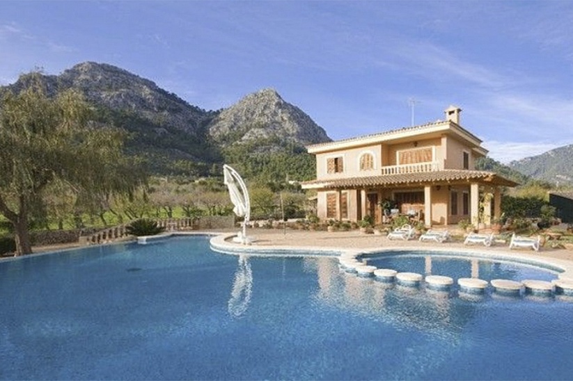 Great villa with garden and pool in Bunyola
