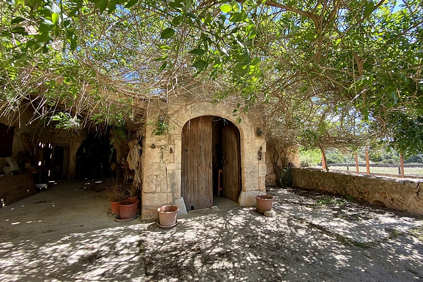 Impressive rustic finca with large plot of land