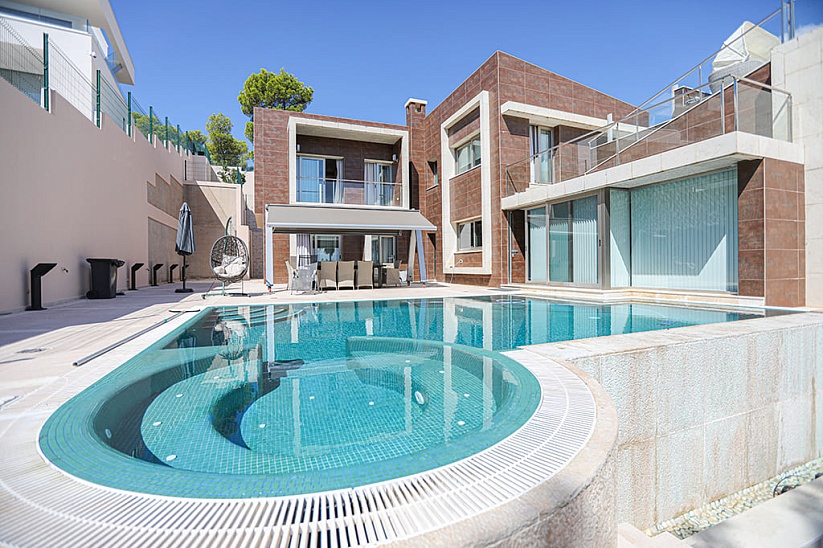 Beautiful designer villa with lift Palmanova