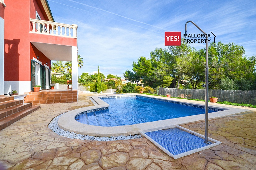 Villas for sale in Cala Vinyes (Mallorca). Beautiful panoramic views of the sea, pool, garden. Living area of 390 sqm