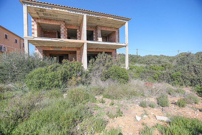 Unfinished villa with sea views in Cala Pi