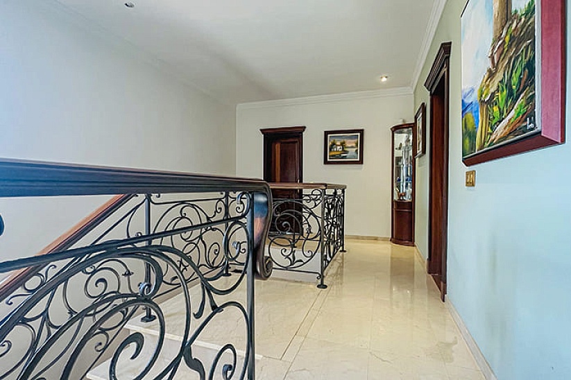 Magnificent family villa in an exclusive location in El Toro
