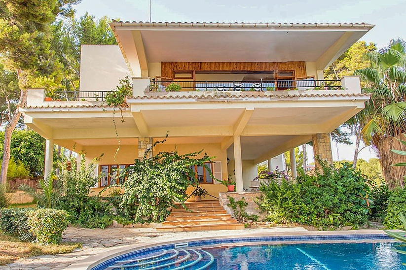 Large family villa with pool near the beach in Paguera