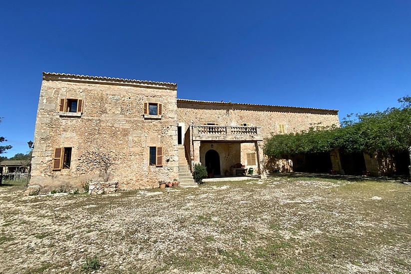 Impressive rustic finca with large plot of land