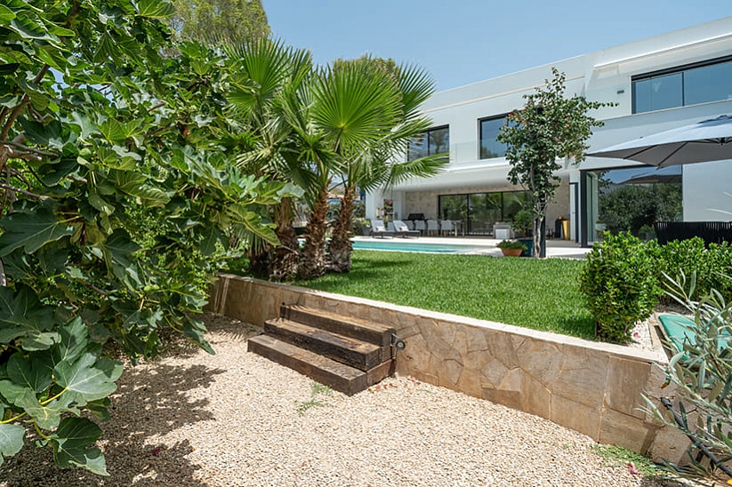 Modern Mediterranean style family villa with beautiful garden within walking distance to the beach