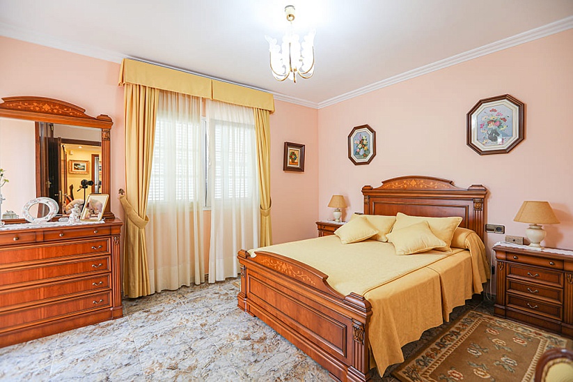 Luxurious 4 bedroom villa with partial sea views in Puig de Ros
