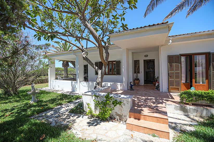 Villa near the beach and overlooking the bay in Porto Colom