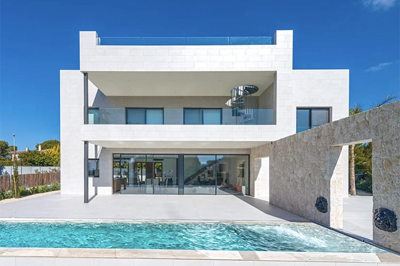 New modern villa on the first line of the sea in Puig de Ros
