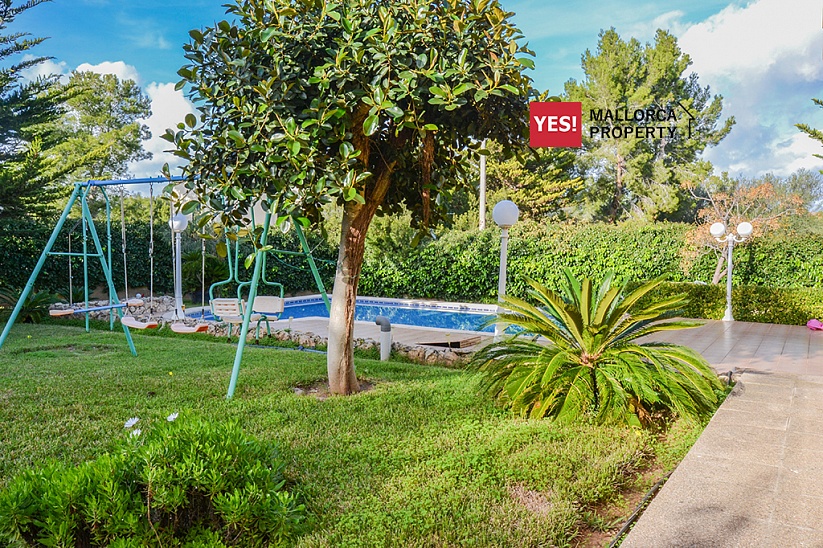 Villa for sale in Nova Santa Ponsa (Mallorca). With swimming pool and garden, in a prestigious quiet area. The living area of 307 sq.m