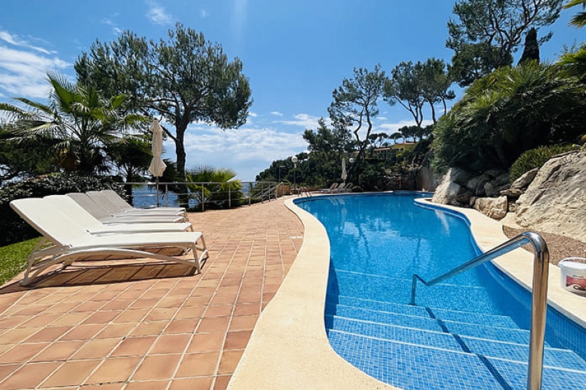 Apartment on the front line with private access to the sea in Cala Vines