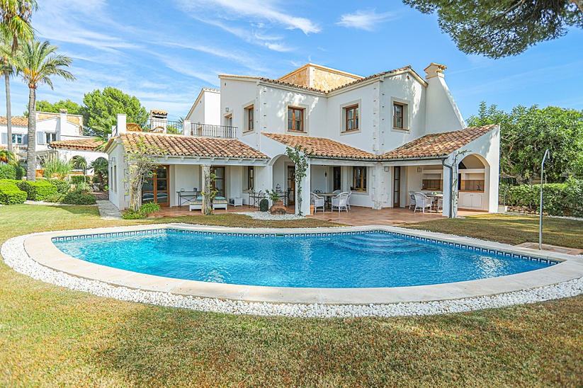 Two beautiful villas with sea views in an exclusive area in Nova Santa Ponsa