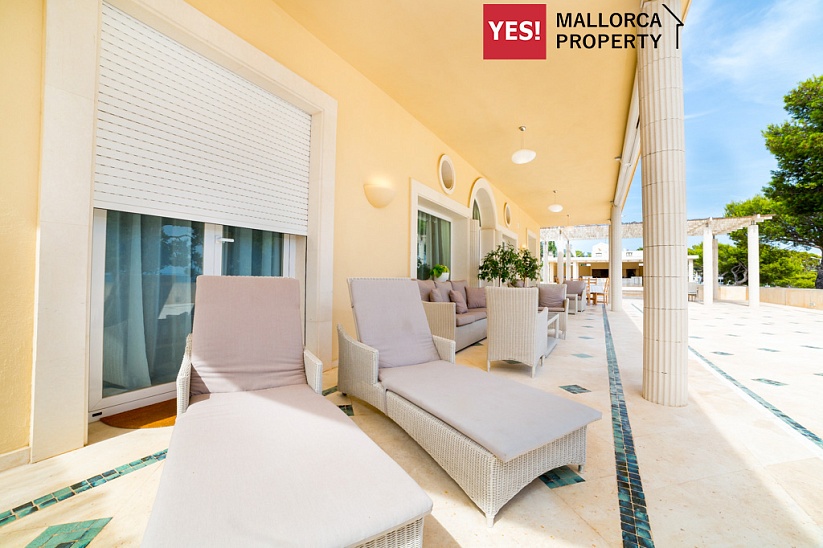 Magnificent Villa in 1st line of the sea in Palmanova