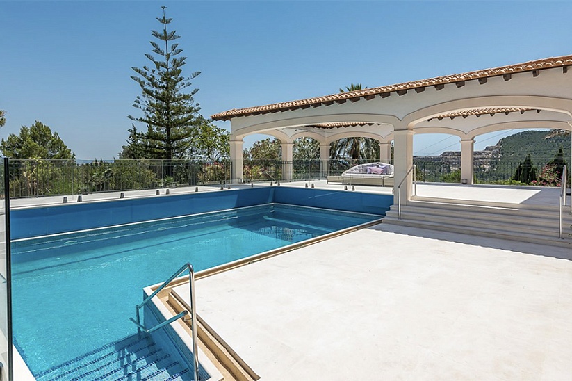 Luxury modern villa with sea views in Establiments