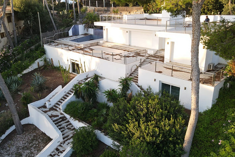 Villa with renovation project with fantastic sea views in Cala Vines