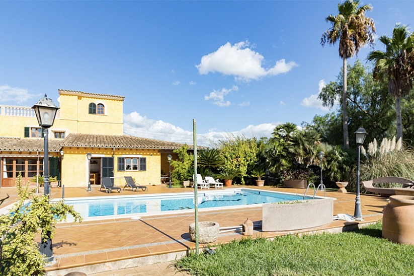 3 bedroom villa with swimming pool in Santa Maria del Cami