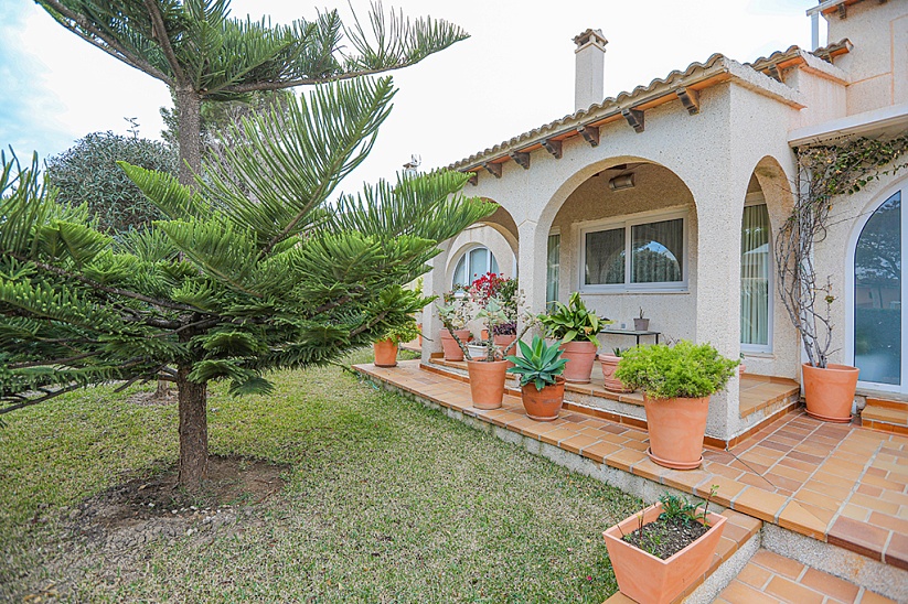 Villa on the first line of the sea in Port Adriano