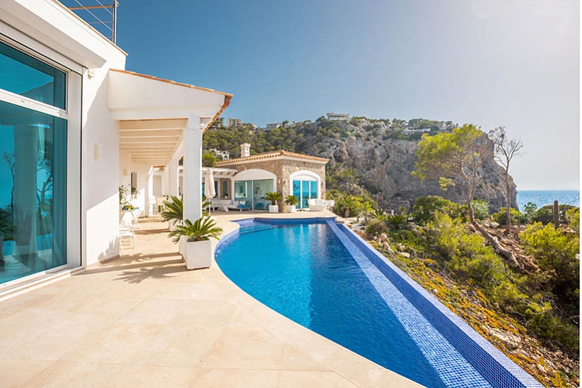 Villa with stunning views on the first line of the sea in Port Andratx