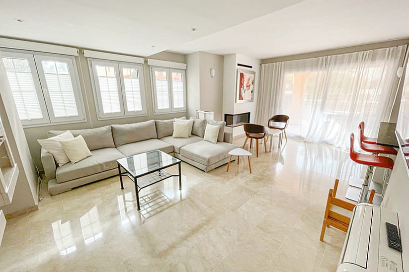 Modern apartment in the Port Adriano Village community with its private garden.