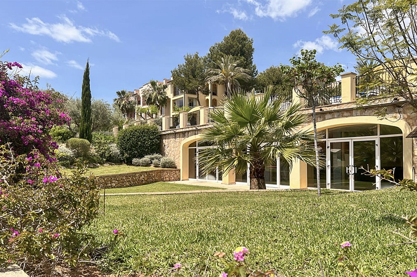 Beautiful apartment with a garden in a luxury residence in Nova Santa Ponsa