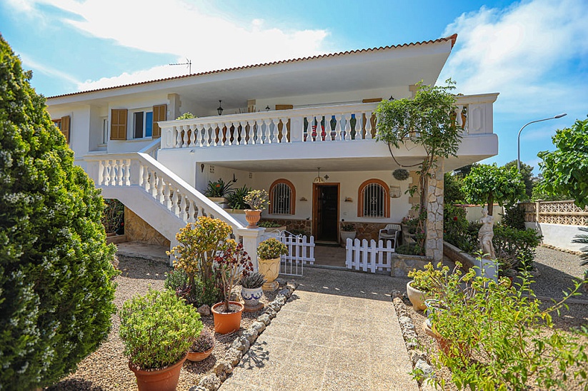 Beautiful villa with a garden and a swimming pool in an exclusive area in Nova Santa Ponsa