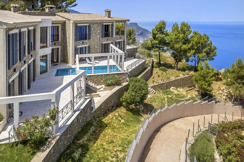 Impressive villa with fantastic sea views