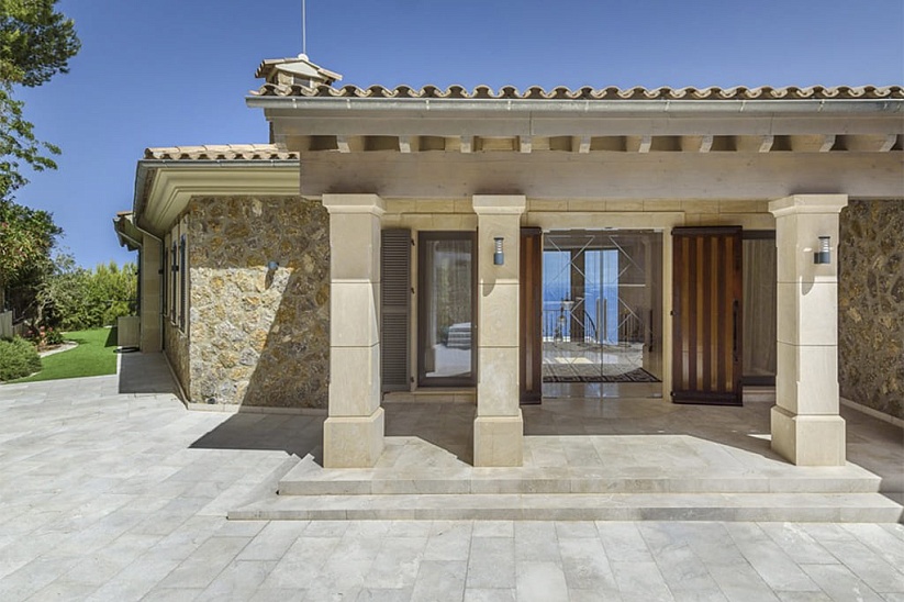 Impressive villa with fantastic sea views