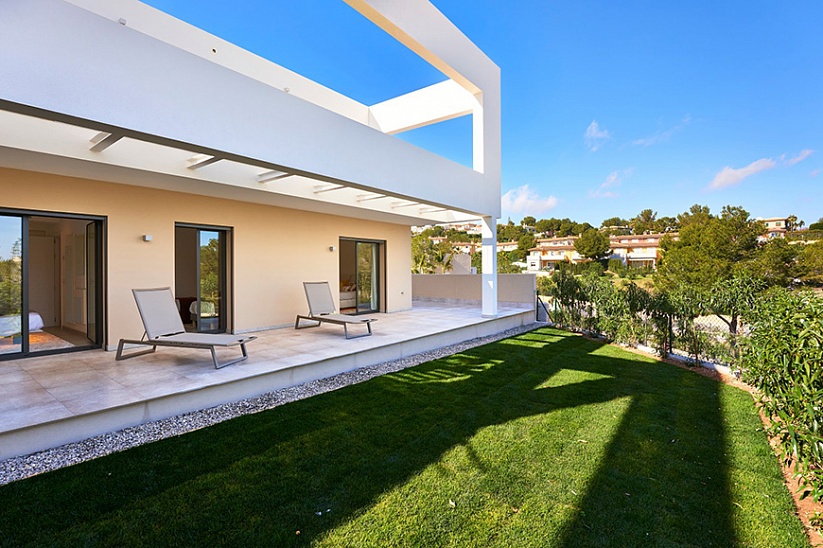 New townhouses in a luxury complex in Cala Viñes