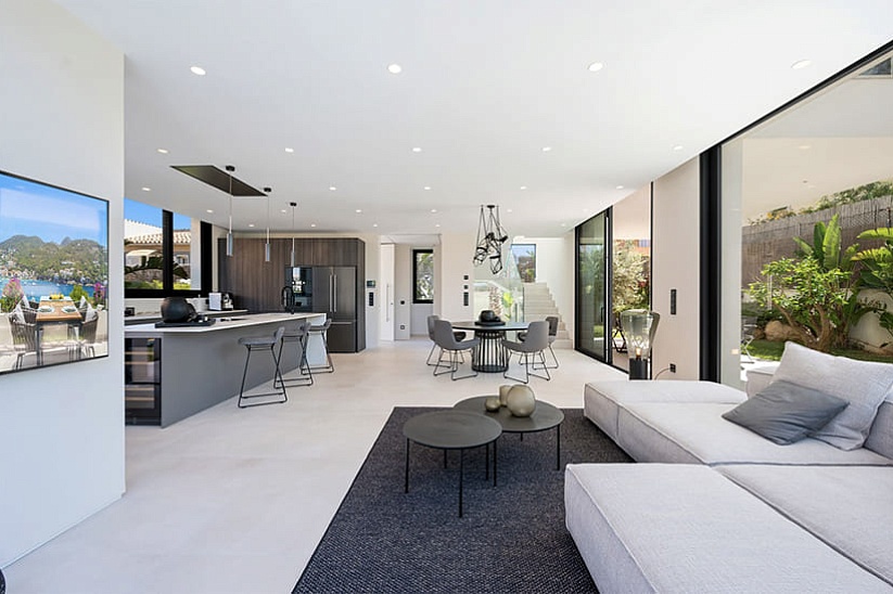 New 3 bedroom modern villa with sea views in El Toro