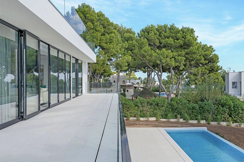 New modern villa with sea views in Sol de Mallorca.