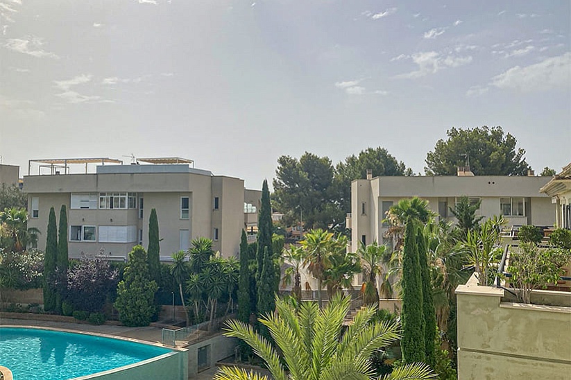 Bright modern apartment in a prestigious complex with a garden and a swimming pool in San Agusti