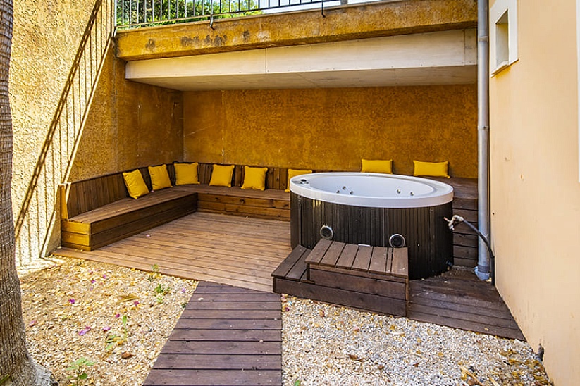 Beautiful apartment in a luxury complex in Camp de Mar