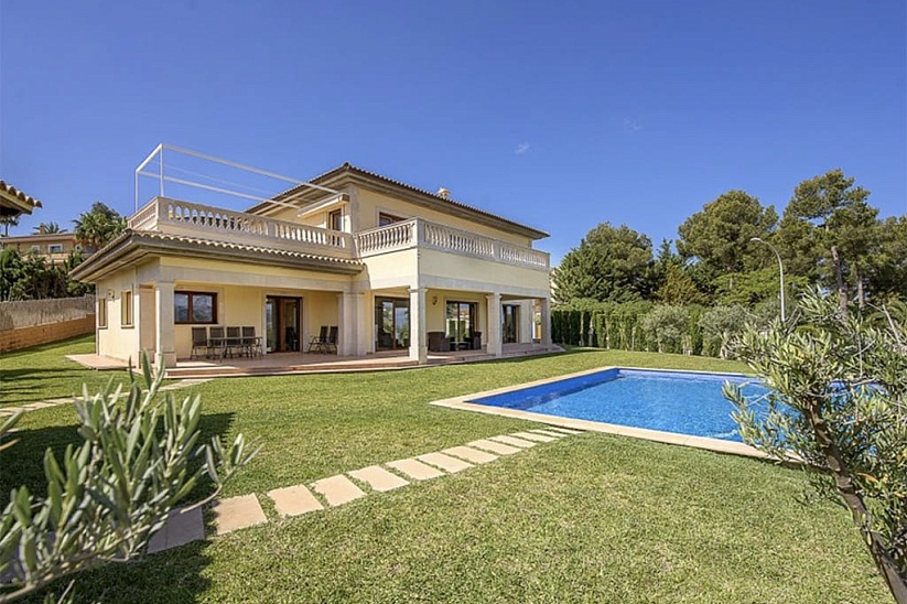 Beautiful villa with garden and pool in Nova Santa Ponsa
