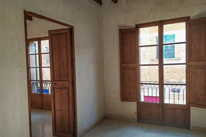Townhouse ready for renovation in Llucmajor