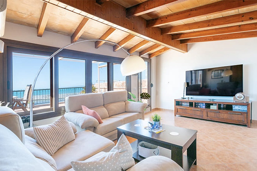Charming duplex penthouse on the front line of the sea in Portixol