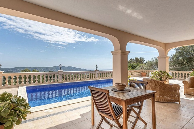 Beautiful villa with pool in a picturesque location in Son Font