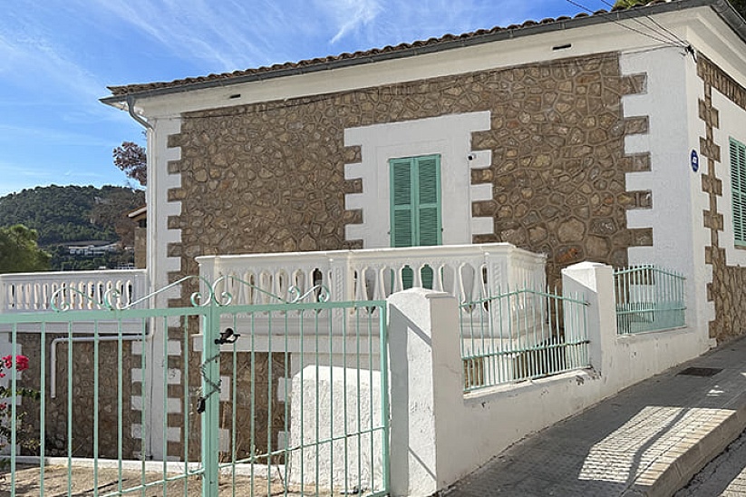 First line villa with direct access to the sea in Port Andratx
