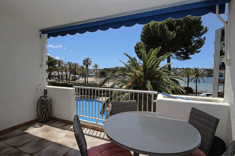 Apartment in the front line in Santa Ponsa with direct beach access