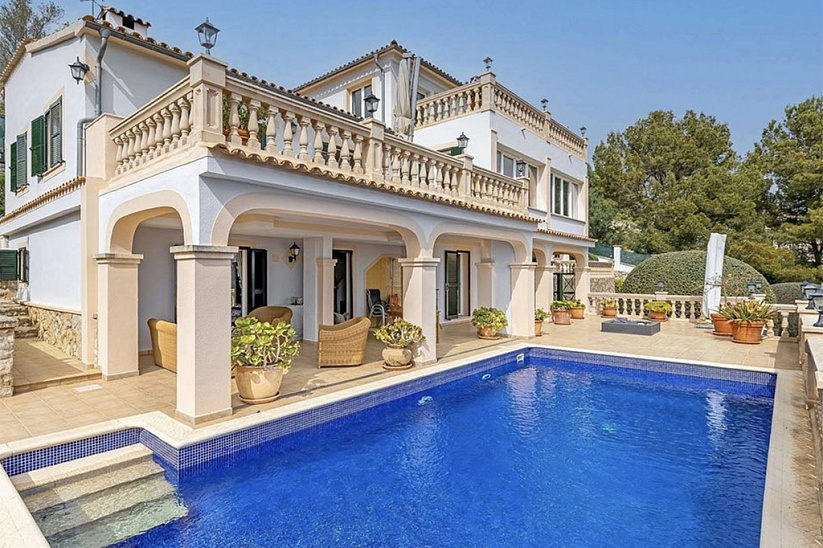 Beautiful villa with pool in a picturesque location in Son Font